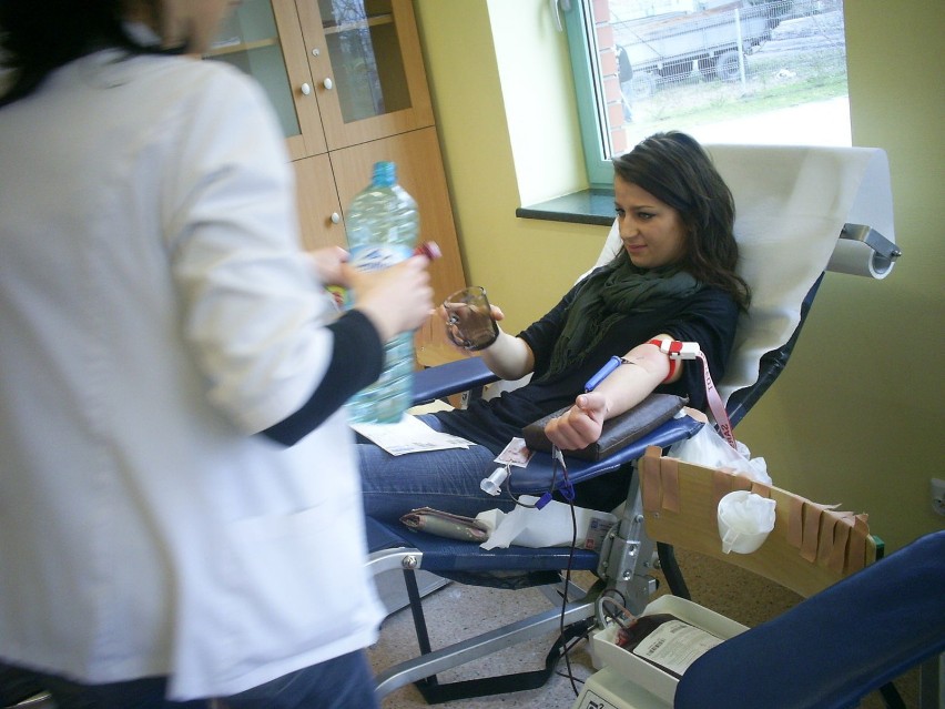 Kornelia Sikora oddaje krew dla chorego kolegi