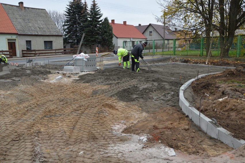 Powstają dodatkowe miejsca parkingowe przy Ośrodku Pomocy Społecznej w Mieścisku 