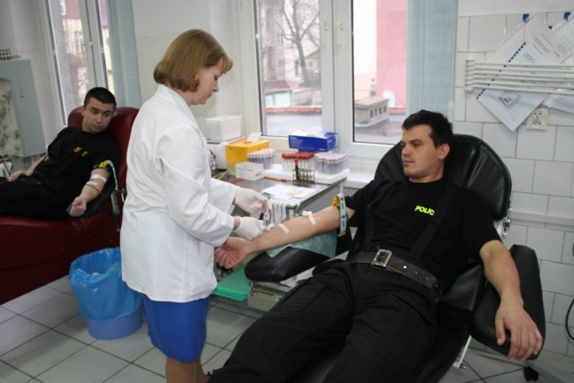 Część młodych policjantów po raz pierwszy oddała krew. Fot. Krzysztof Panek