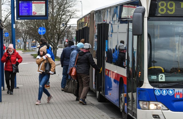 Nie ma obostrzeń, więc na razie ZDMiKP w Bydgoszczy nie planuje wyłączenia tzw. "ciepłych guzików" w pojazdach komunikacji miejskiej.