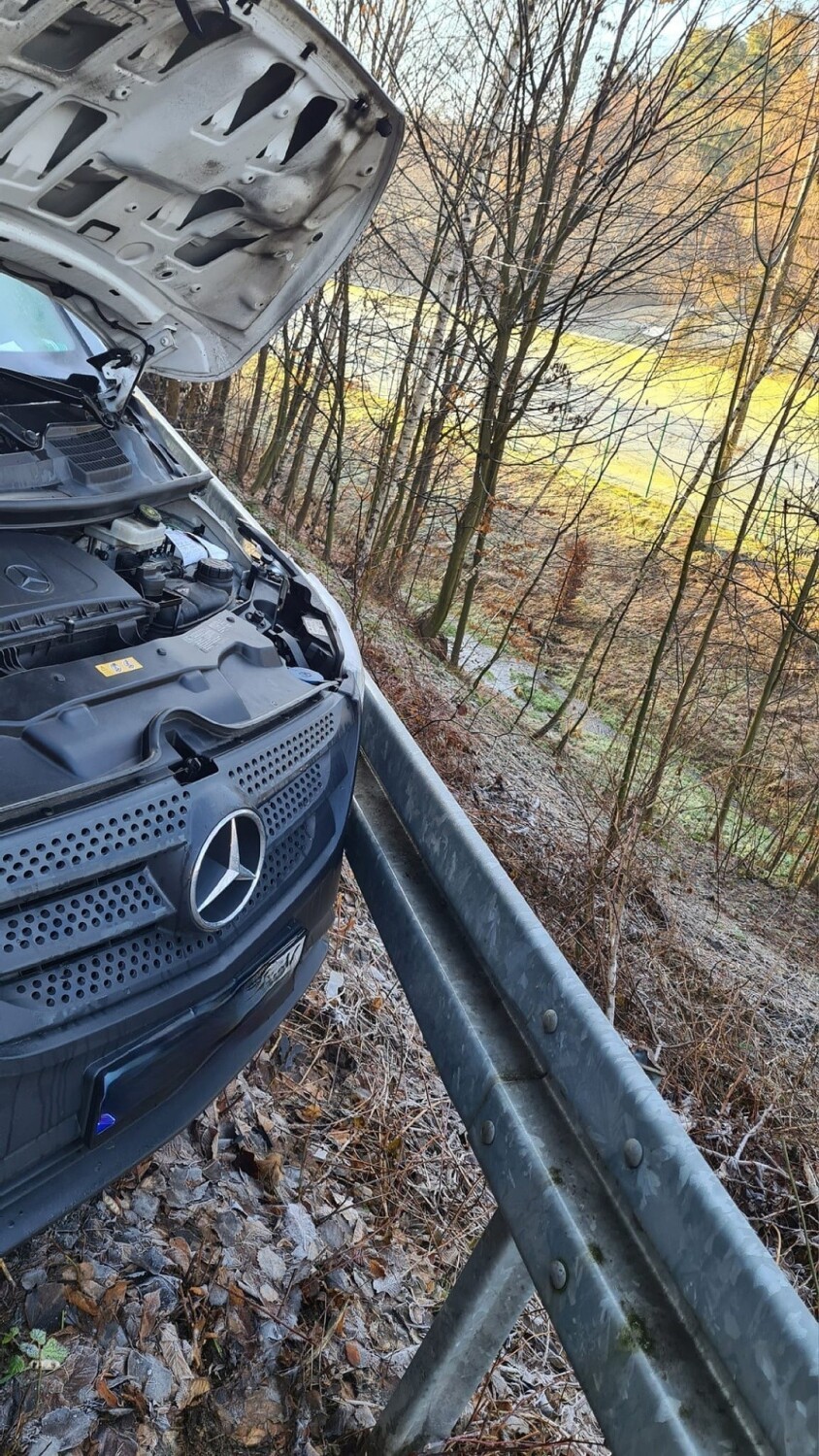 Dwie osoby w szpitalu. Dwa auta rozbite w Witowicach Dolnych na drodze lokalnej