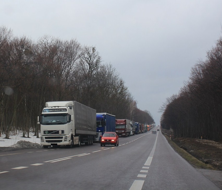 Wydłuża się kolejka TIR-ów czekających na wyjazd z Polski....