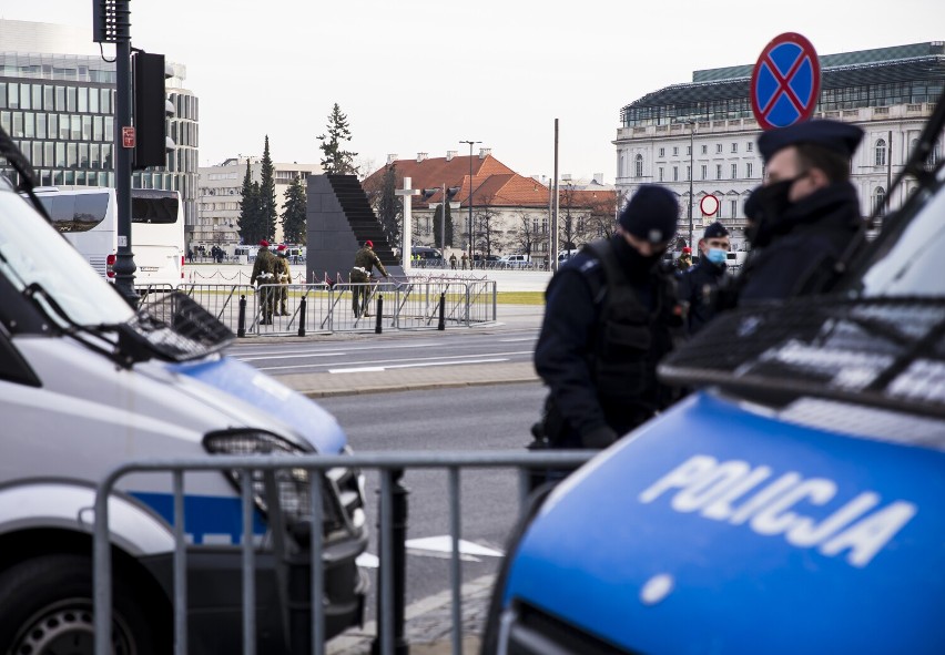 Warszawa. "Aborcja jest OK" na pomniku smoleńskim. Sąd wydał decyzję w sprawie dewastacji obiektu