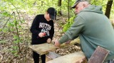Uczniowie z gminy Leśniowice pomagają zwierzętom w lesie. Zobacz zdjęcia