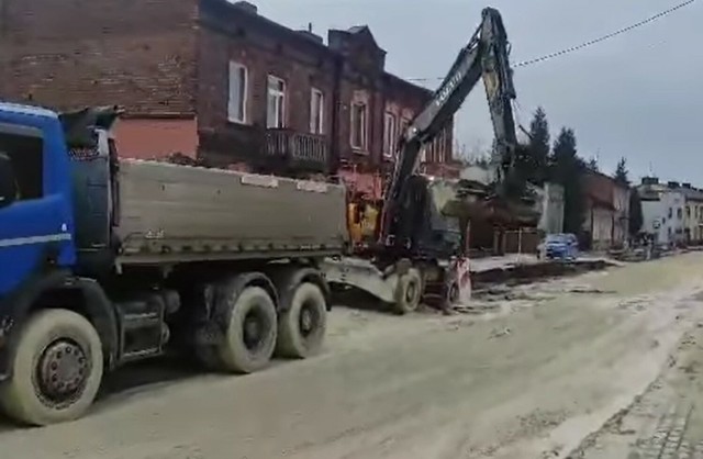 Po zimowej przerwie firma DROG BUD wznowiła prace przy remoncie odcinka ul. Piłsudskiego w Radomsku