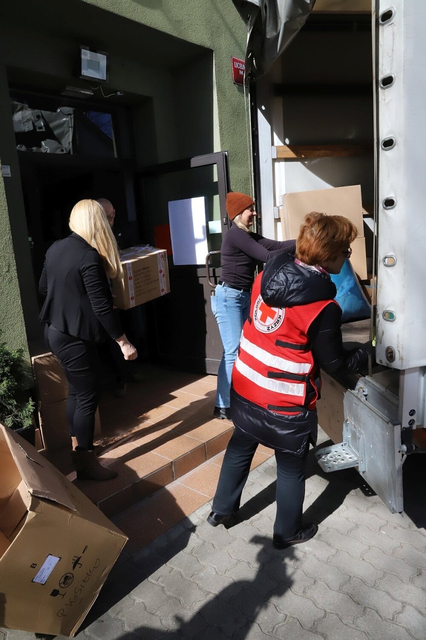 Sokółczanie odpowiedzieli na apel mera ukraińskiego miasta o pomoc. Samochód pełen darów odjechał spod szkoły 