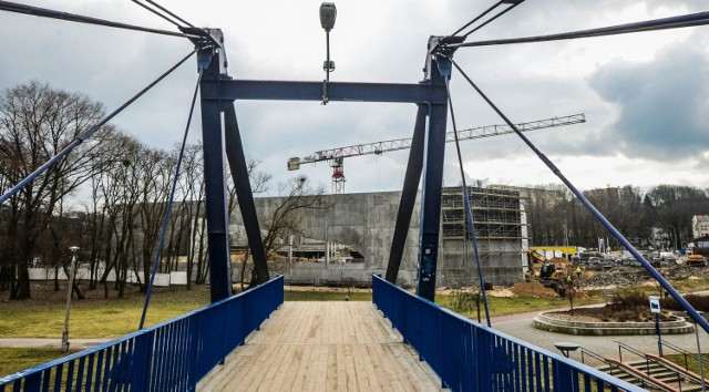 W sąsiedztwie Hali "Łuczniczka" przy ul. Toruńskiej w Bydgoszczy trwa budowa krytego lodowiska. 

Bryła lodowiska będzie miała kształt kryształów lodu. Zagięcia w elewacji będą po zmroku podświetlane. Widownia lodowiska zaprojektowana została na 300 miejsc.

Budowa krytego lodowiska w Bydgoszczy ma zakończyć się w czwartym kwartale 2017 roku. Koszt inwestycji to około 20 milionów złotych. 

Zobacz koniecznie: Tak będzie wyglądać lodowisko w Bydgoszczy [zdjęcia]