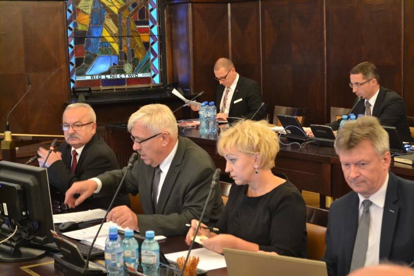 Radni nie obniżyli wynagrodzenia prezydentowi Rybnika