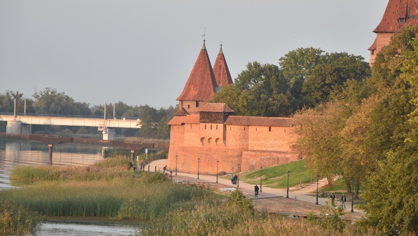 Malbork. Krajobraz nad Nogatem. Kąpielisko, nowa zabudowa, bulwar i jesienne klimaty 