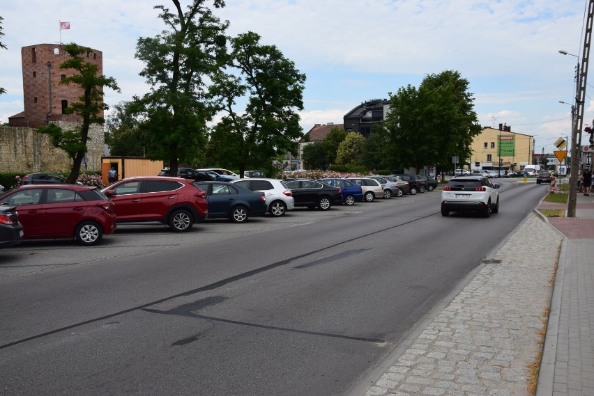 Nowy asfalt w centrum Wielunia jednak do wymiany. Granitowy plac przed ratuszem powoli nabiera końcowego kształtu ZDJĘCIA