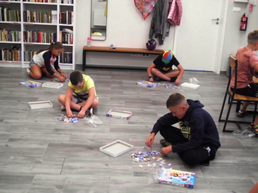 Turniej układania puzzli na czas w bibliotece w Żelaźnie