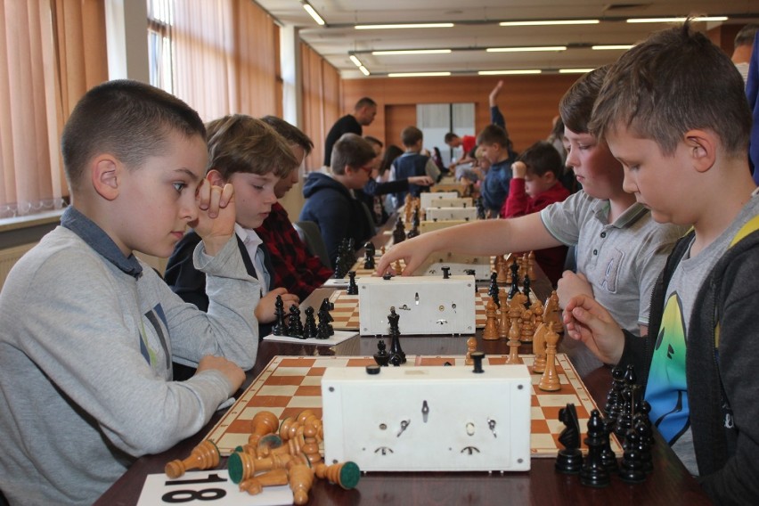 Głogów: Wiosenny Turniej Szachowy w Miejskim Ośrodku Kultury. Wzięło w nim udział 50 młodych szachistów z głogowskich podstawówek. ZDJĘCIA 