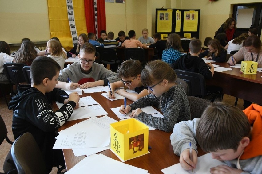 VII Maraton Pisania Listów w Kielcach. Młodzi mieszkańcy walczyli o prawa człowieka [WIDEO] 