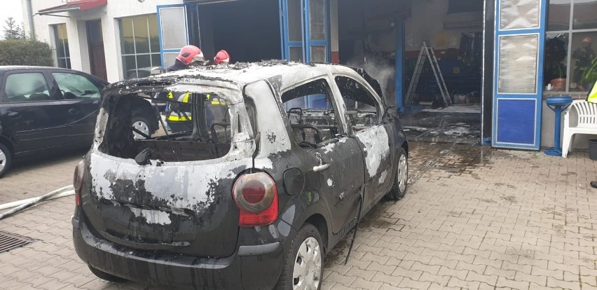 Pożar w warsztacie samochodowym w Wągrowcu. Interweniowali strażacy [ZDJĘCIA]
