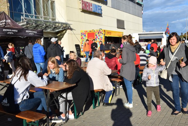 Przed galerią Plazą można spróbować smakowitych potraw z różnych stron świata takich jak hiszpańskie paluchy, amerykańskie burgery, frytki belgijskie, azjatyckie pierożki czy naleśniki francuskie.