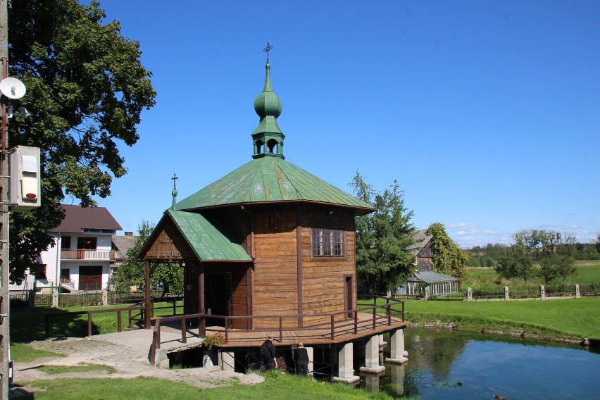 Miejsce słynie z wielu łask. Słynna kaplica „Na Wodzie” w Radecznicy została wpisana do rejestru zabytków