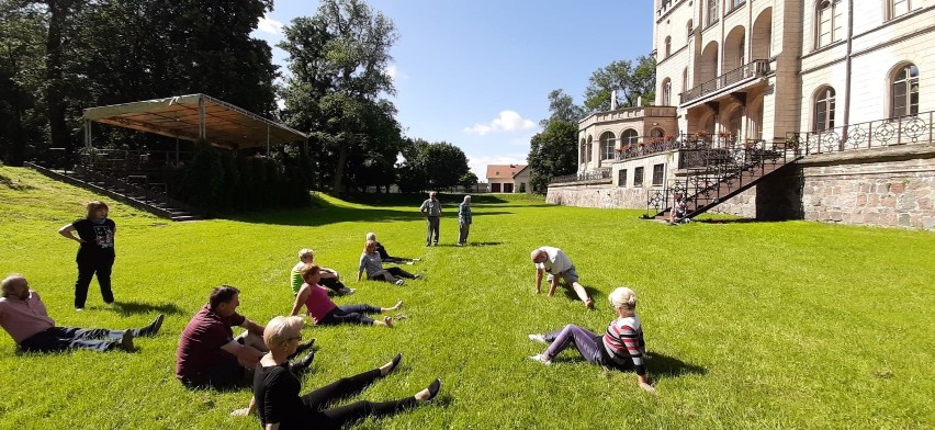 Zamek Rokosowo. Zajęcia Tai Chi zgromadziły seniorów i dzieci [ZDJĘCIA] 