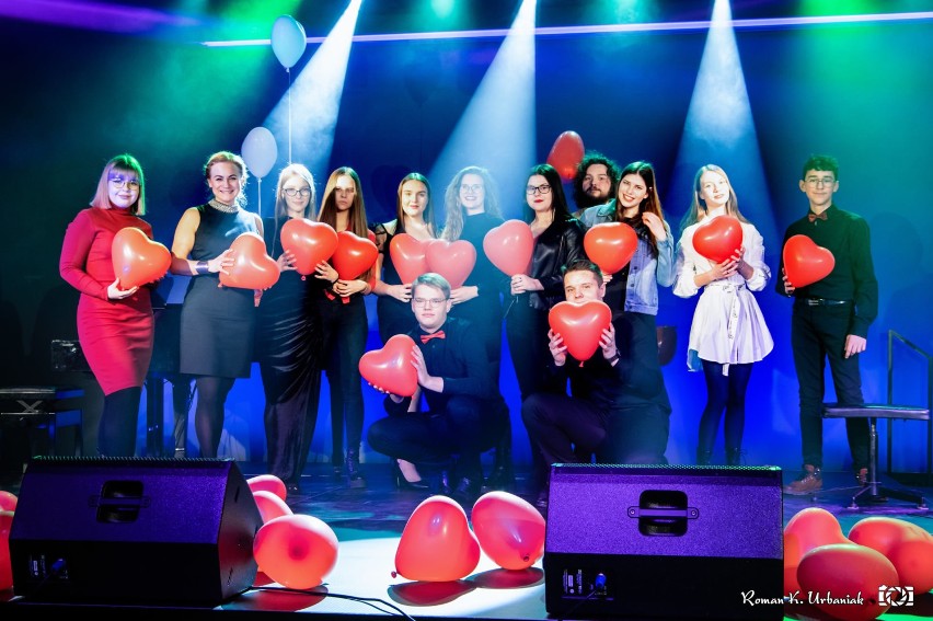 Miłosne piosenki w wykonaniu uczniów Liceum Ogólnokształcącego im. St. Staszica w Pleszewie zabrzmiały w Zajezdni Kultury