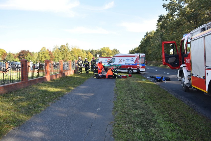 Dwóch motocyklistów w ciężkim stanie trafiło do szpitala w Lesznie po wypadku, do którego doszło na Osieckiej w Lesznie. Kierowca volkswagena najprawdopodobniej wymusił pierwszeństwo skręcając na cmentarz i staranował dwa jednoślady.