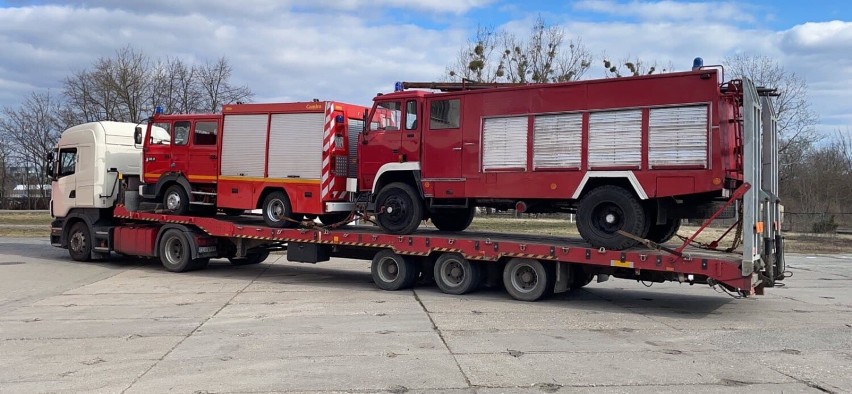 Ochotnicza Straż Pożarna w Olesznie przekazała strażakom z...