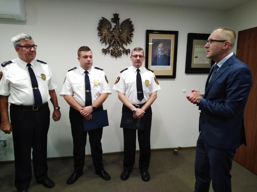 Prezydent Leszna podziękował strażnikom, którzy uratowali 13-latkę
