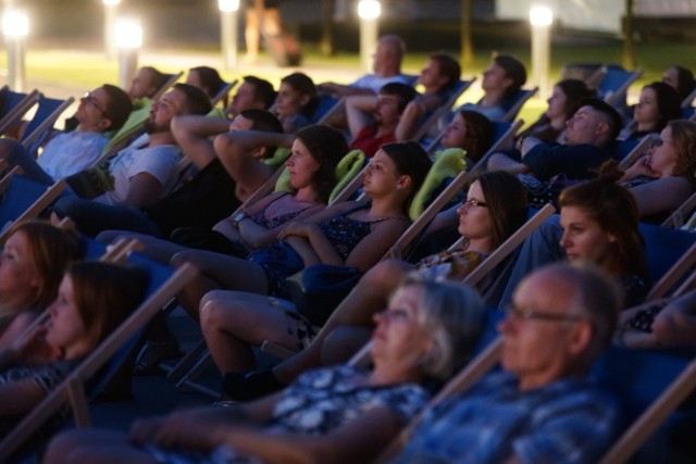 Kiedy: 1 sierpnia, 19:00
Gdzie: Prom Kultury Saska Kępa
Z okazji Narodowego Dnia Pamięci Powstania Warszawskiego Kino Kępa zaprasza na pokaz fabularyzowanego dokumentu w reżyserii Kordiana Piwowarskiego - „Baczyński”. Opowieść o poecie zbudowana jest z jego wierszy, relacji świadków wydarzeń sprzed lat oraz wypowiedzi osób zafascynowanych jego twórczością.