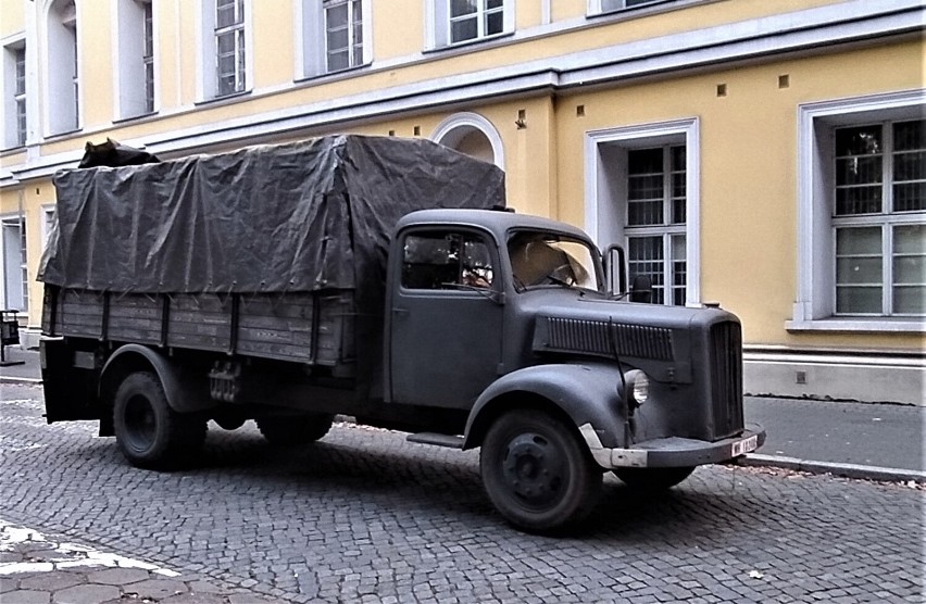 Strzały na placu Tadeusza Kościuszki w Lesznie. Miejski plac zamienił się w plan filmowy ZDJĘCIA