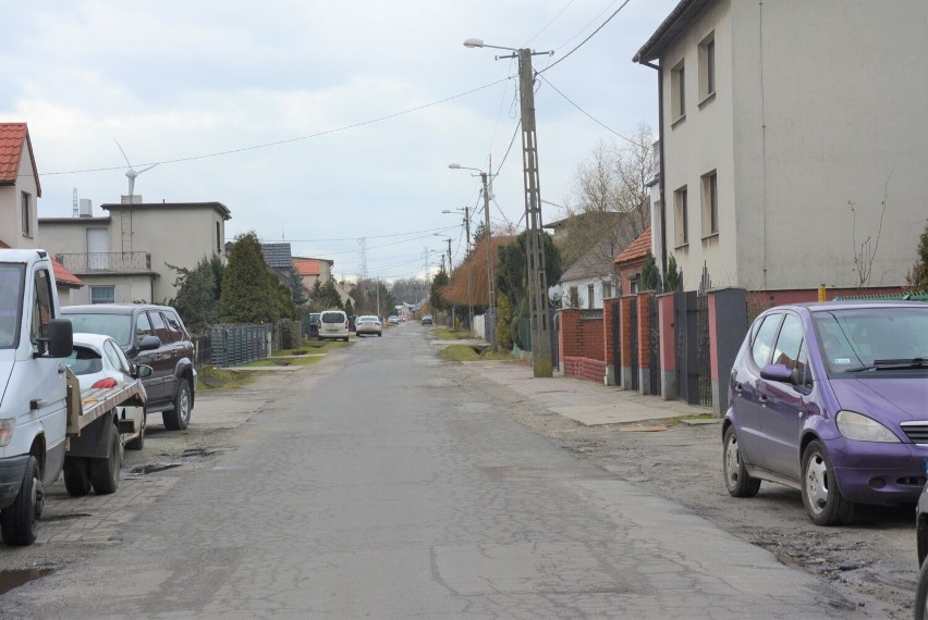 Ostrów Wielkopolski. Niebawem mieszkańcy Środkowej zapomną o dziurach, wybojach i kocich łbach na drodze [FOTO]