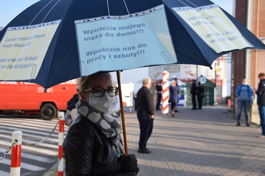 24.04.2020. Protest na przejściu granicznym Słubice -...