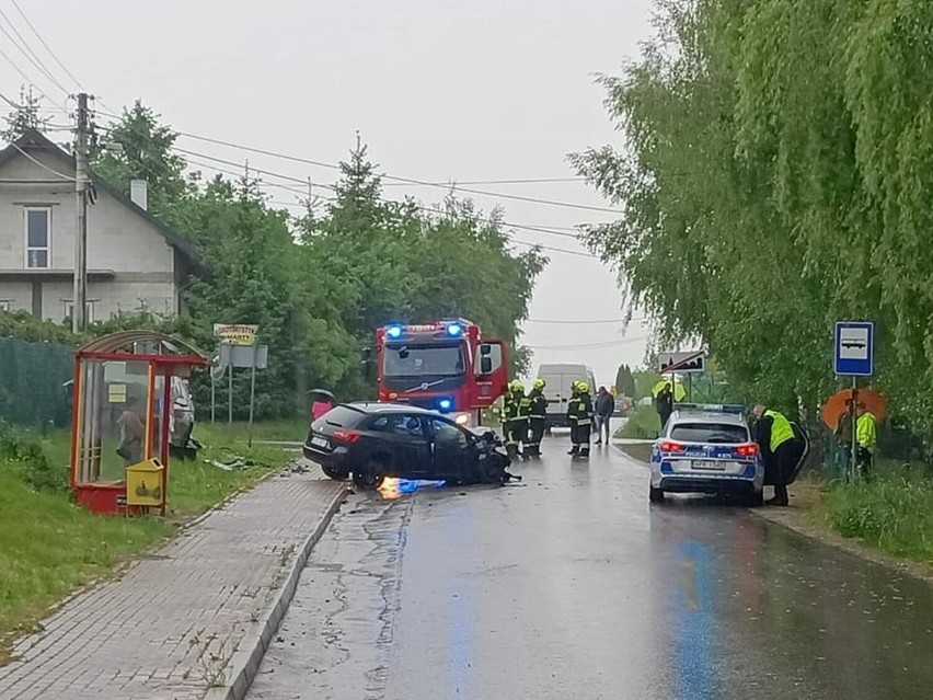 Kraksa w Jareniówce. Samochody rozbite, trzy osoby z obrażeniami