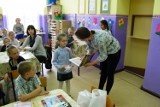 Konkurs z okazji Dnia Matki w Wałdowie. Młodsze dzieci rysowały, starsze pisały
