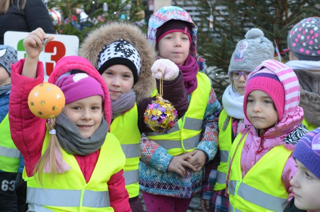 Już po raz kolejny, dzieci z gorzowskich przedszkoli ubrały miejskie choinki. W poniedziałek, 12 grudnia o 10.00 na Starym Rynku, pojawił się Mikołaj i tłum maluchów z własnoręcznie wykonanymi bombkami.
