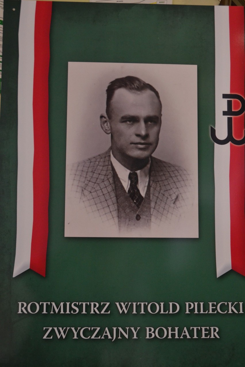 Witold Pilecki - wystawa w LO Pleszew. Wystawa ukazująca...