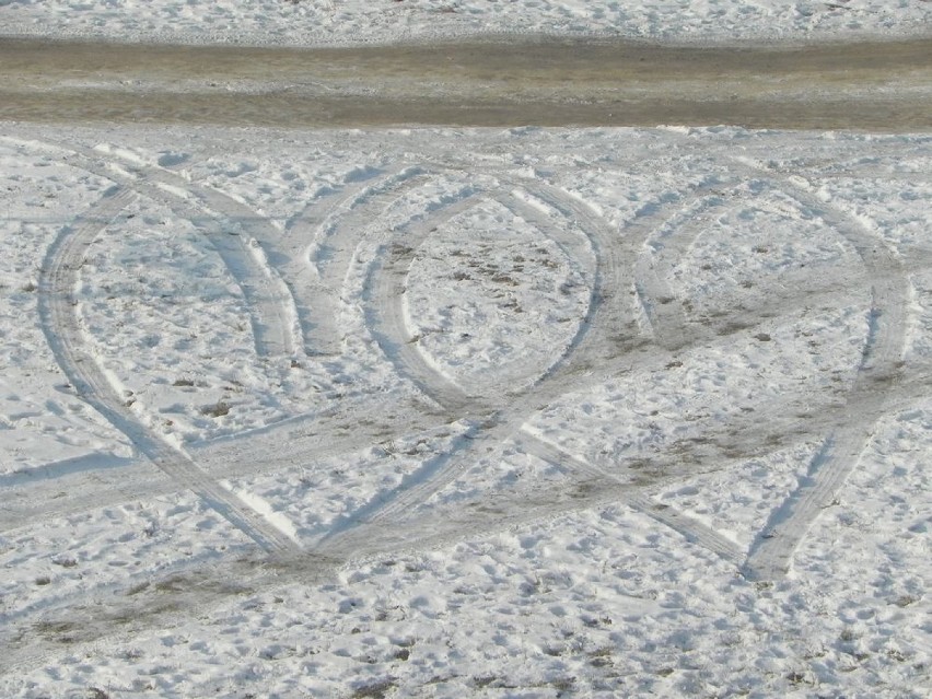 Połączone serca na śniegu. Fot. Krzysztof Krzak