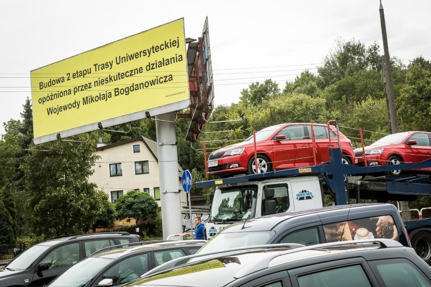 Plakat umieścił tam ratusz, tak jak głosi mniejszy napis na...