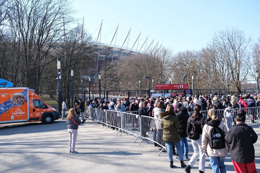Znów tłumy przed Stadionem Narodowym. Uchodźcy w kolejce po PESEL. Ile numerów już wydano w Warszawie? 
