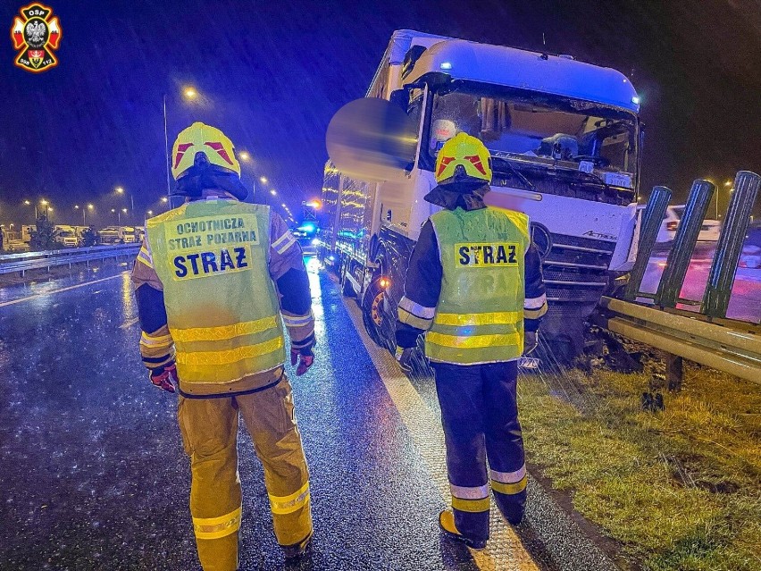 Niebezpiecznie na S8. Zapaliła się opona, ciężarówka wypadła z drogi!