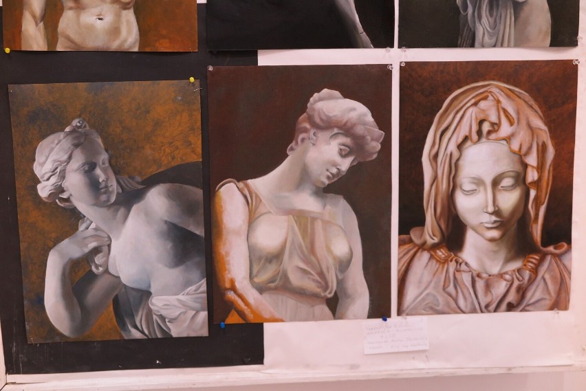 Prace młodych artystów prezentowane w galerii "Plastyka" w...