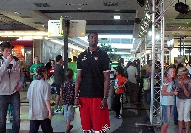 Gani Lawal podczas prezentacji Zastalu przed sezonem 2011/2012 w zielonogórskiej galerii handlowej Focus Mall. Zdj. arch. 

Zastal Zielona Góra w galerii handlowej Focus Mall