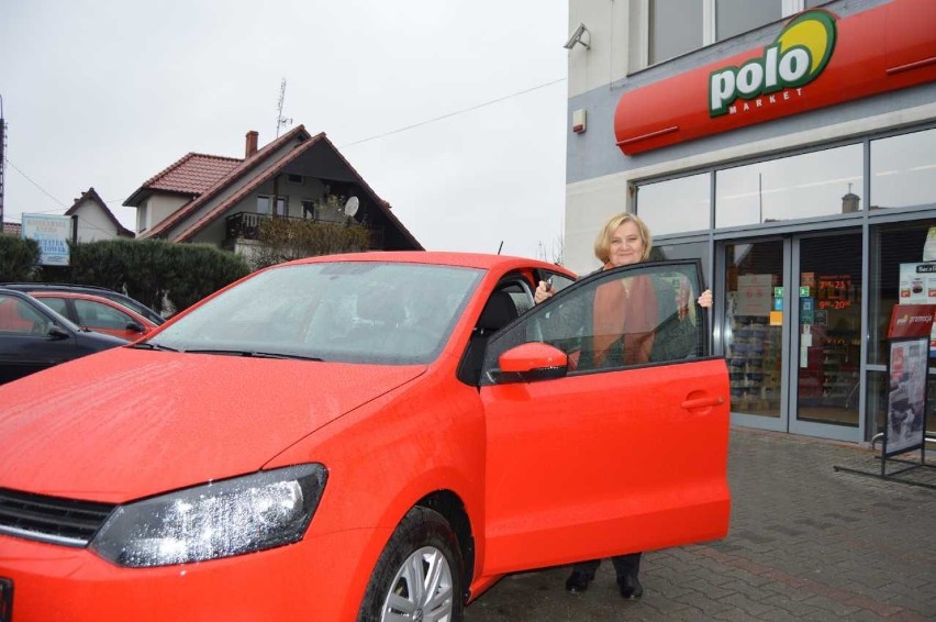 Syców: Zwyciężczyni urodzinowej loterii POLOmarketu odebrała volkswagena polo
