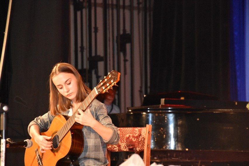 Koncert mikołajkowy uczniów szkoły muzycznej w Myszkowie ZDJĘCIA