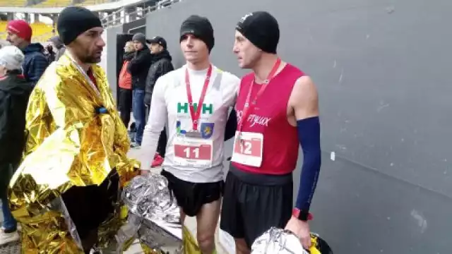 Na mecie maratonu - od prawej Bartosz Mazerski, Mariusz Dębowski oraz Arkadiusz Piróg