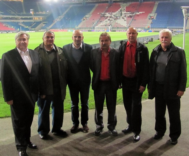 MKS Trzebinia Siersza nawiązał współpracę z Wisłą Kraków. Po podpisaniu umowy goście z Trzebini zwiedzili stadion przy ulicy Reymonta w Krakowie. Od lewej: Stanisław Szczurek (burmistrz Trzebini), Jacek Augustynek (prezes MKS), Jacek Bednarz (prezes zarządu Wisły Kraków), Jacek Pająk (wiceprezes MKS), Paweł Rejdych (pełnomocnik burmistrza Trzebini), Mieczysław Ślusarek (koordynator drużyn młodzieżowych w MKS Trzebini Siersza).