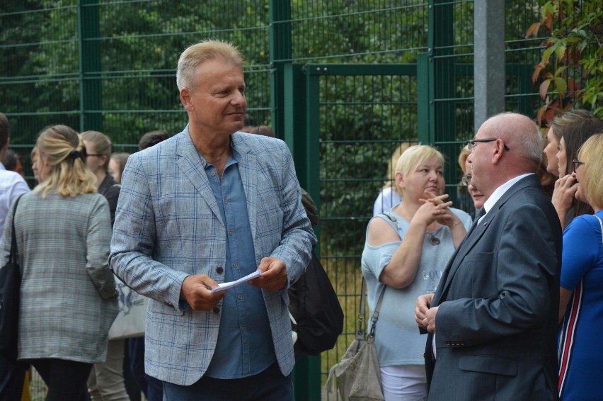 Malbork. Rozpoczęcie roku szkolnego w I LO [ZDJĘCIA]. Przy szkole szumi pomnik przyrody