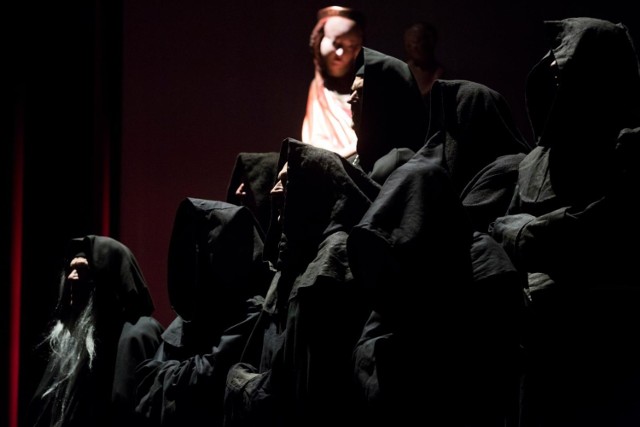 Spektakl "Imię róży" według powieści Umberto Eco w Teatrze w Krakowie im. Juliusza Słowackiego. Mamy poczuć się jak w średniowiecznym opactwie