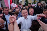 Wybory 2020 Tarnów. Prezydent Andrzej Duda spotkał się ze swoimi wyborcami. Atmosferę podgrzewała manifestacja LGBT [ZDJĘCIA]