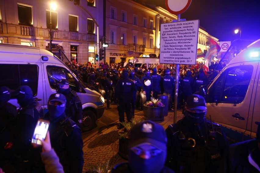 Strajk Kobiet. Policja użyła gazu i siły fizycznej. Do akcji wkroczyli też tajniacy z pałkami teleskopowymi, incydenty z udziałem polityków