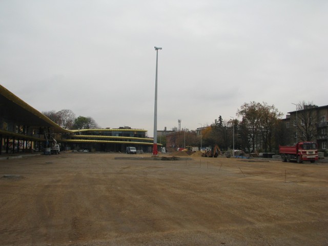 Dworzec MZKP - nowy plac manewrowy z peronem i halą dworcową w budowie. Październik 2012
