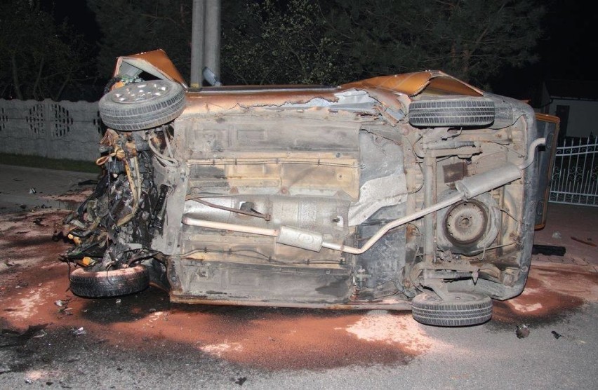 Wypadek w Dąbrówce Górnej. 39-latek z Gogolina mimo trzech sądowych zakazów wsiadł za kierownicę i doprowadził do wypadku