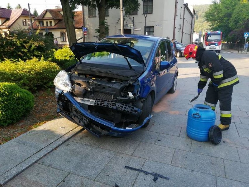 Stary Sącz wypadek. Na ul. Mickiewicza zderzyły się dwa auta [ZDJĘCIA]